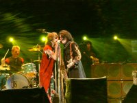 Live picture from the World Cup concert, from http://www2.odn.ne.jp/sostoobad/fifa.htm